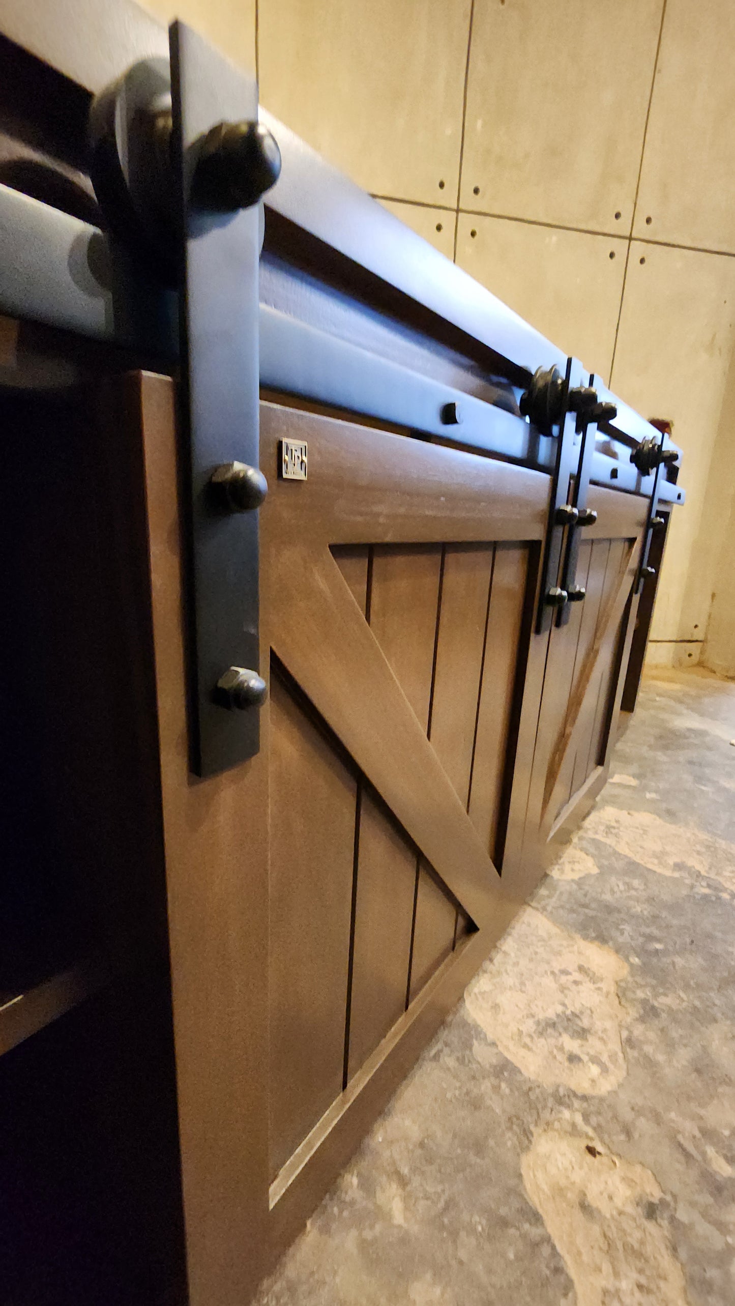 GUILSON INDUSTRIAL CONSOLE WITH BARN DOOR