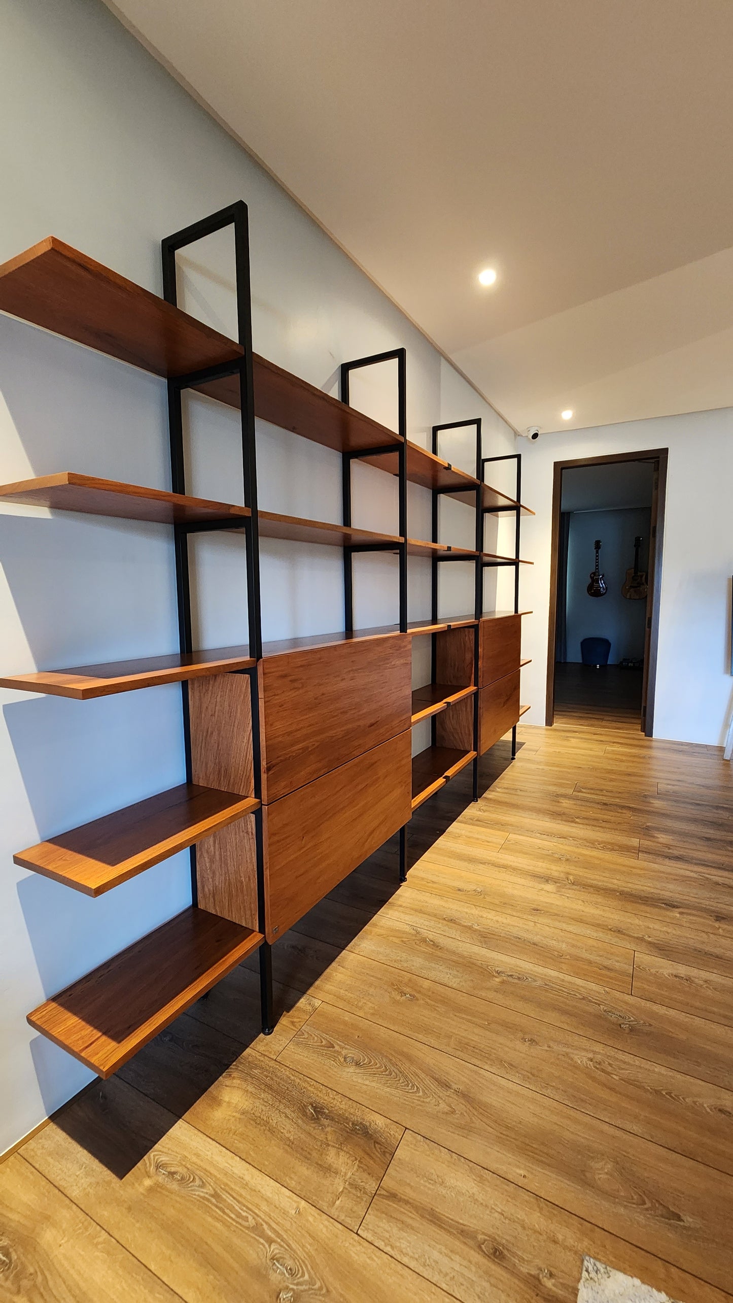SAMONTE WALL SHELVING
