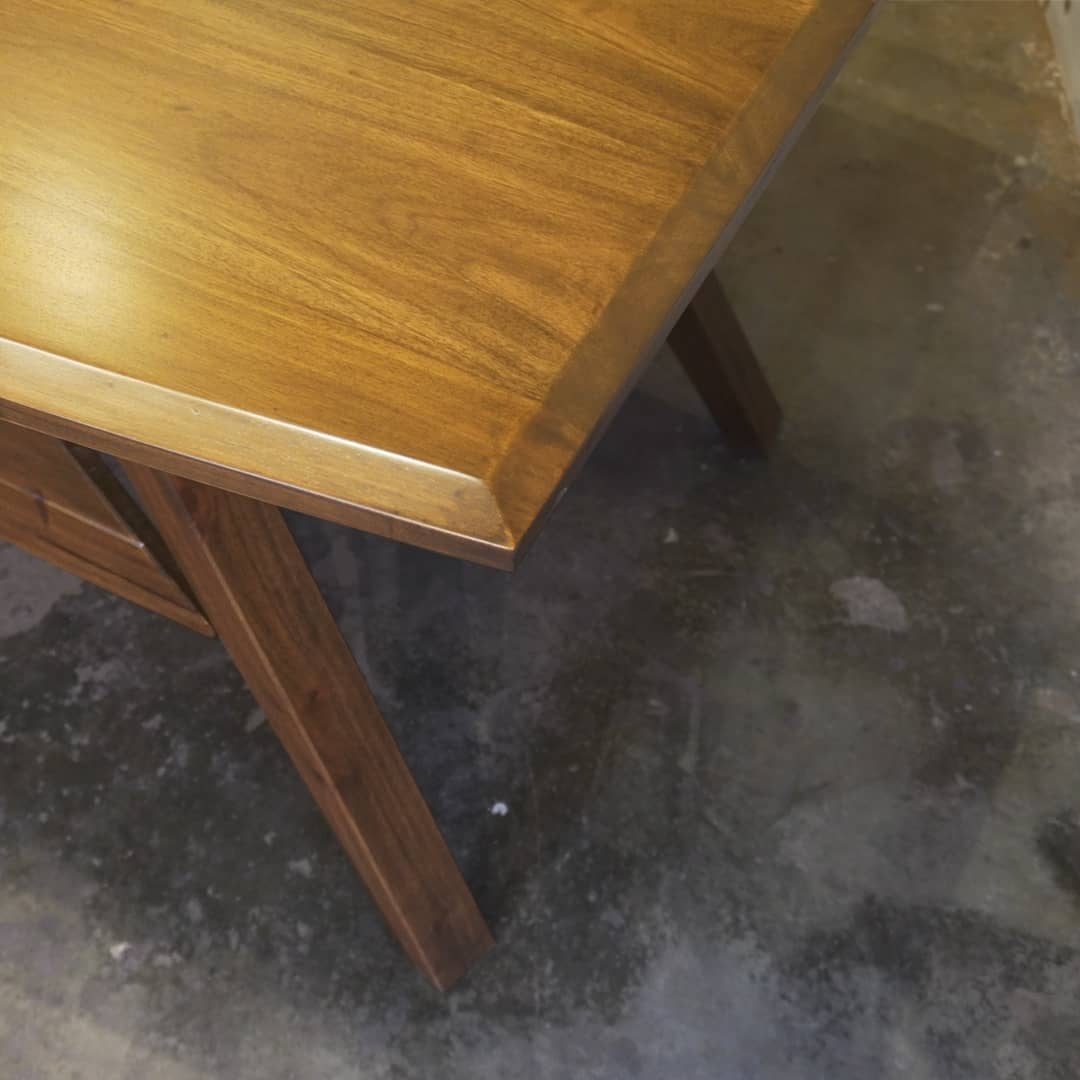 AMELIOS EXECUTIVE DESK