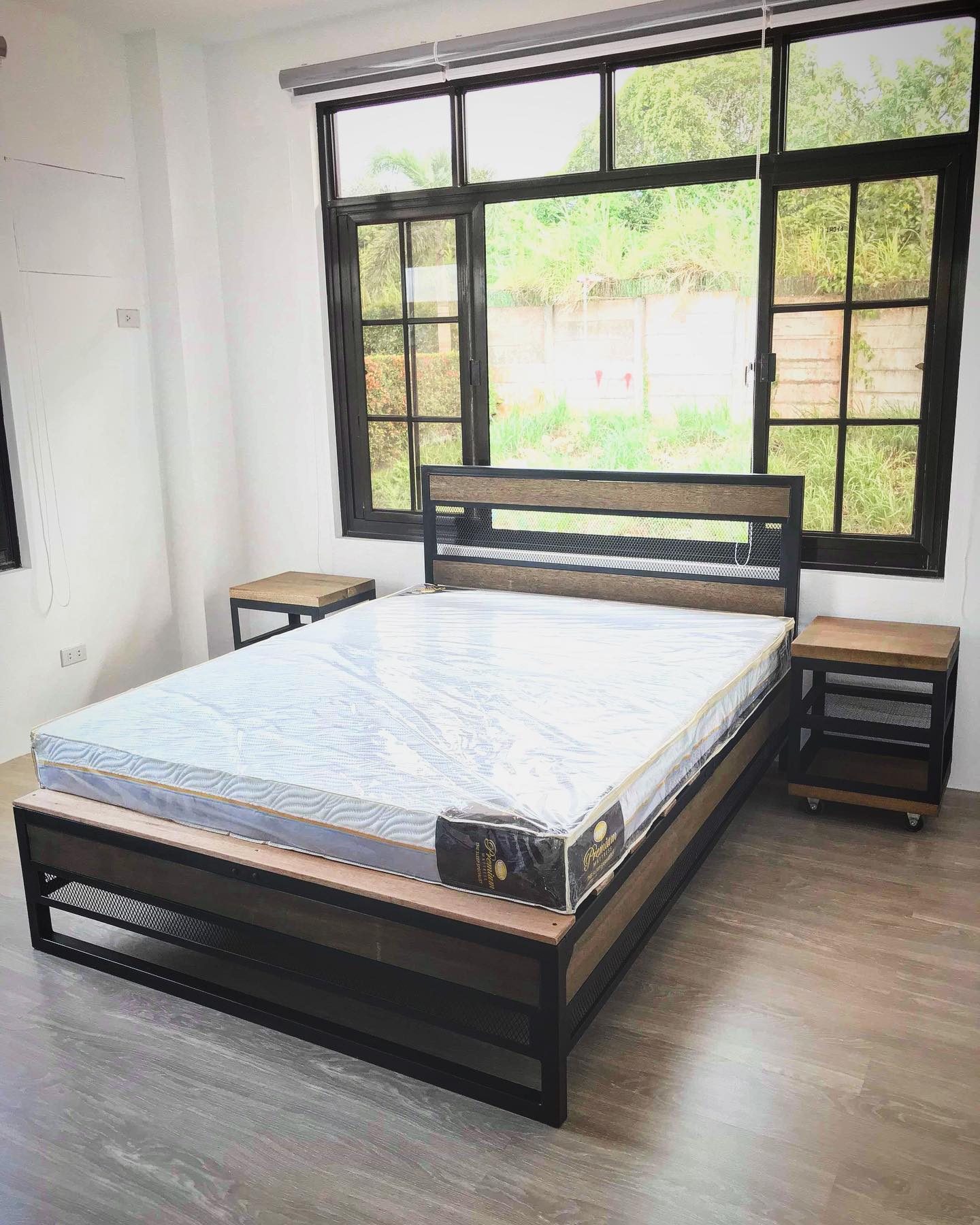 BUENAVENTURA UNO INDUSTRIAL BED FRAME