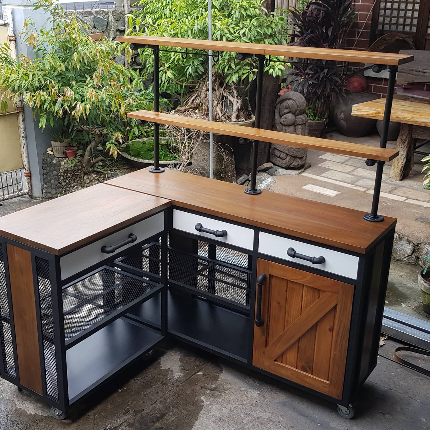 DONNA COFFEE BAR AND KITCHEN COUNTER