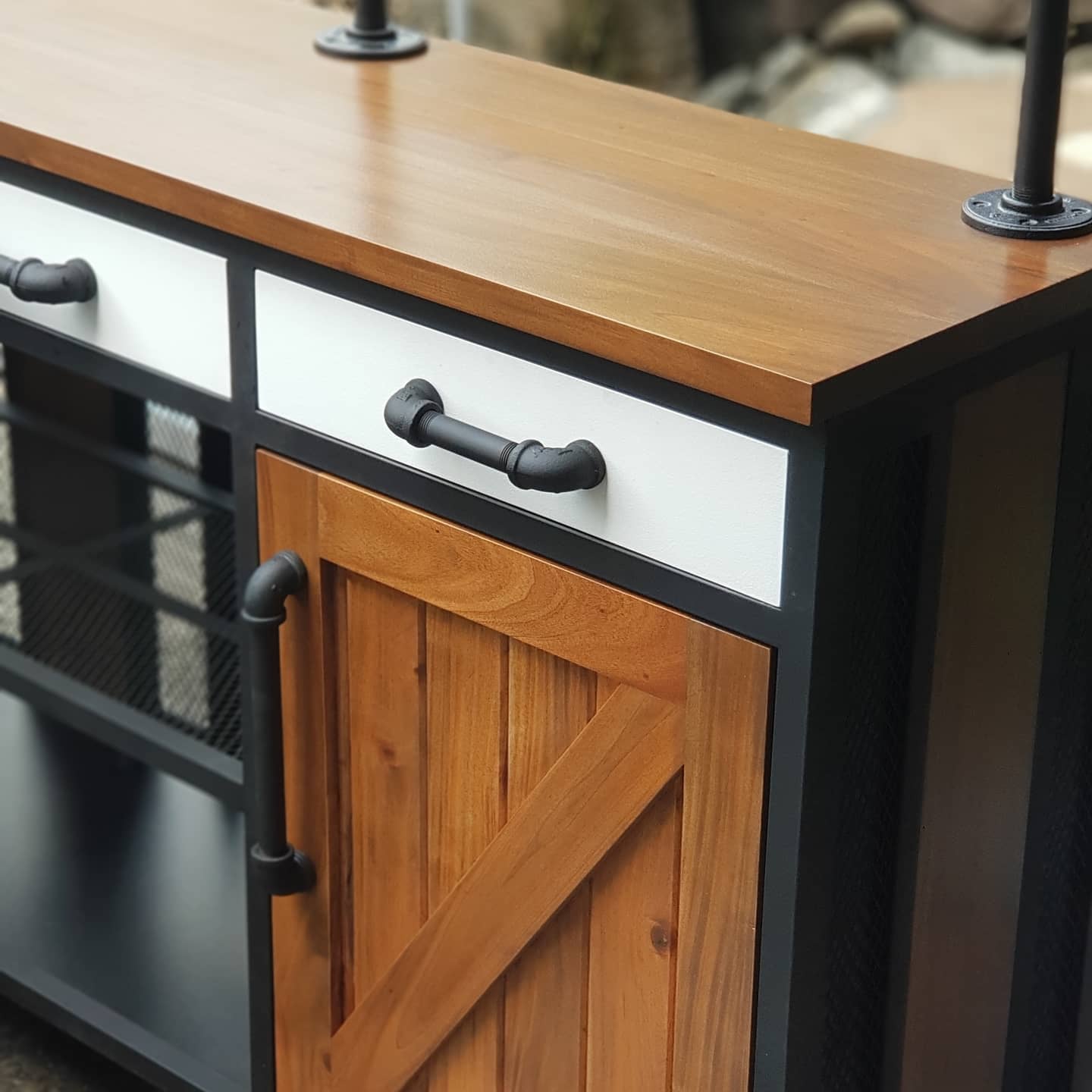 DONNA COFFEE BAR AND KITCHEN COUNTER