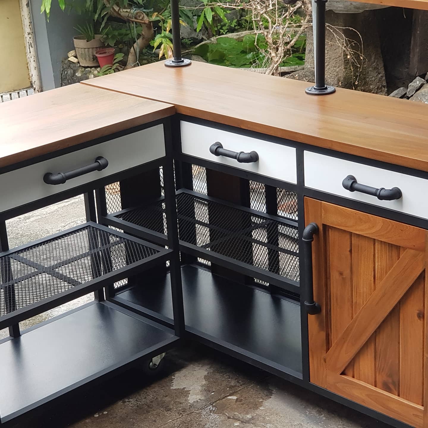 DONNA COFFEE BAR AND KITCHEN COUNTER