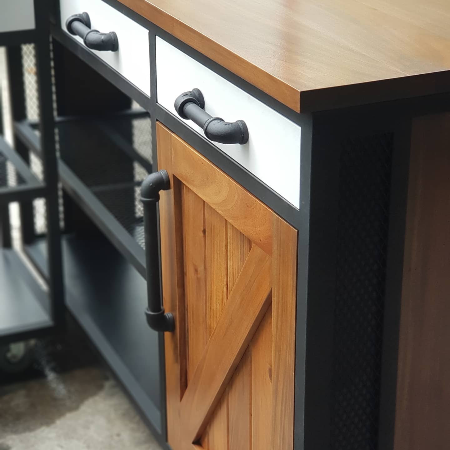 DONNA COFFEE BAR AND KITCHEN COUNTER