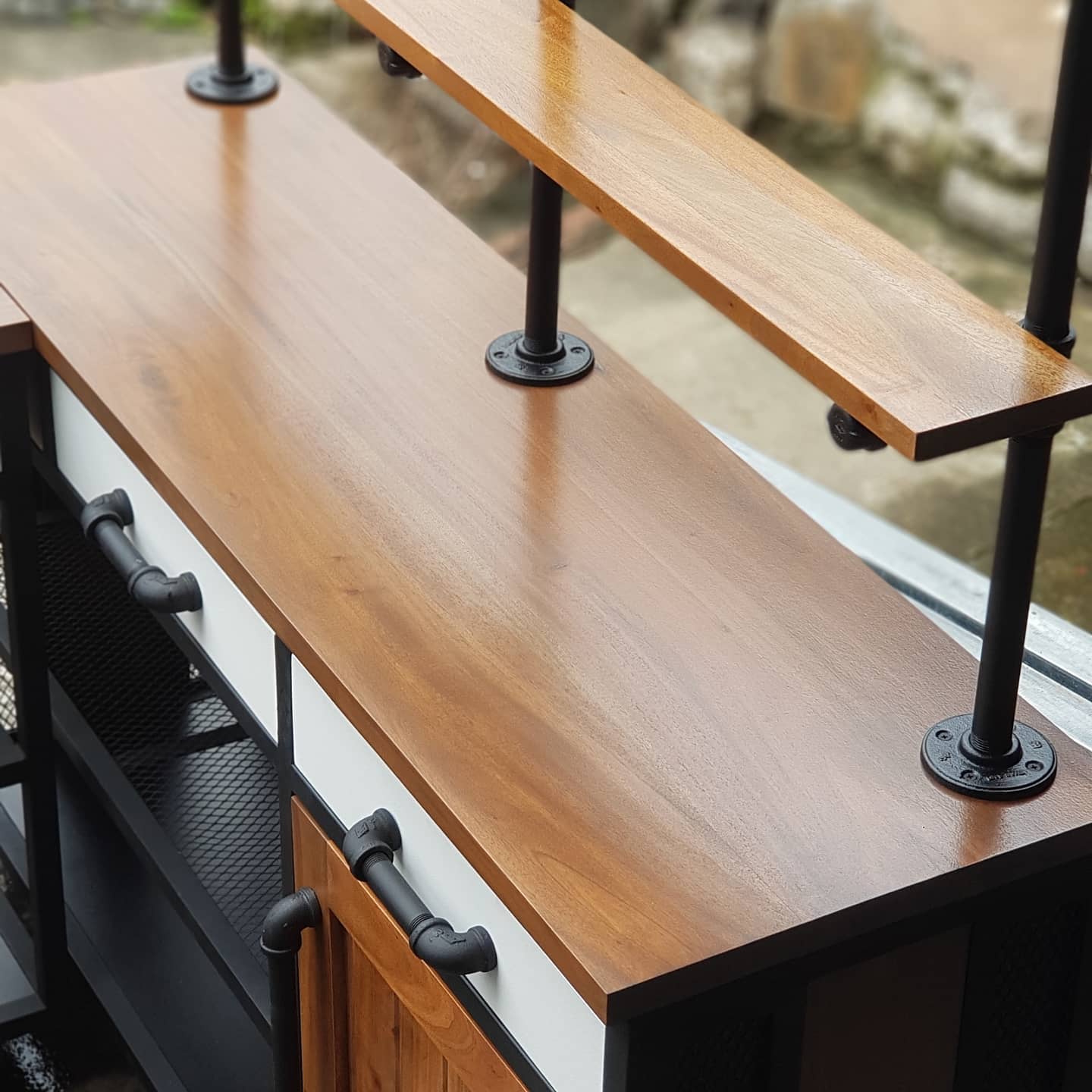 DONNA COFFEE BAR AND KITCHEN COUNTER