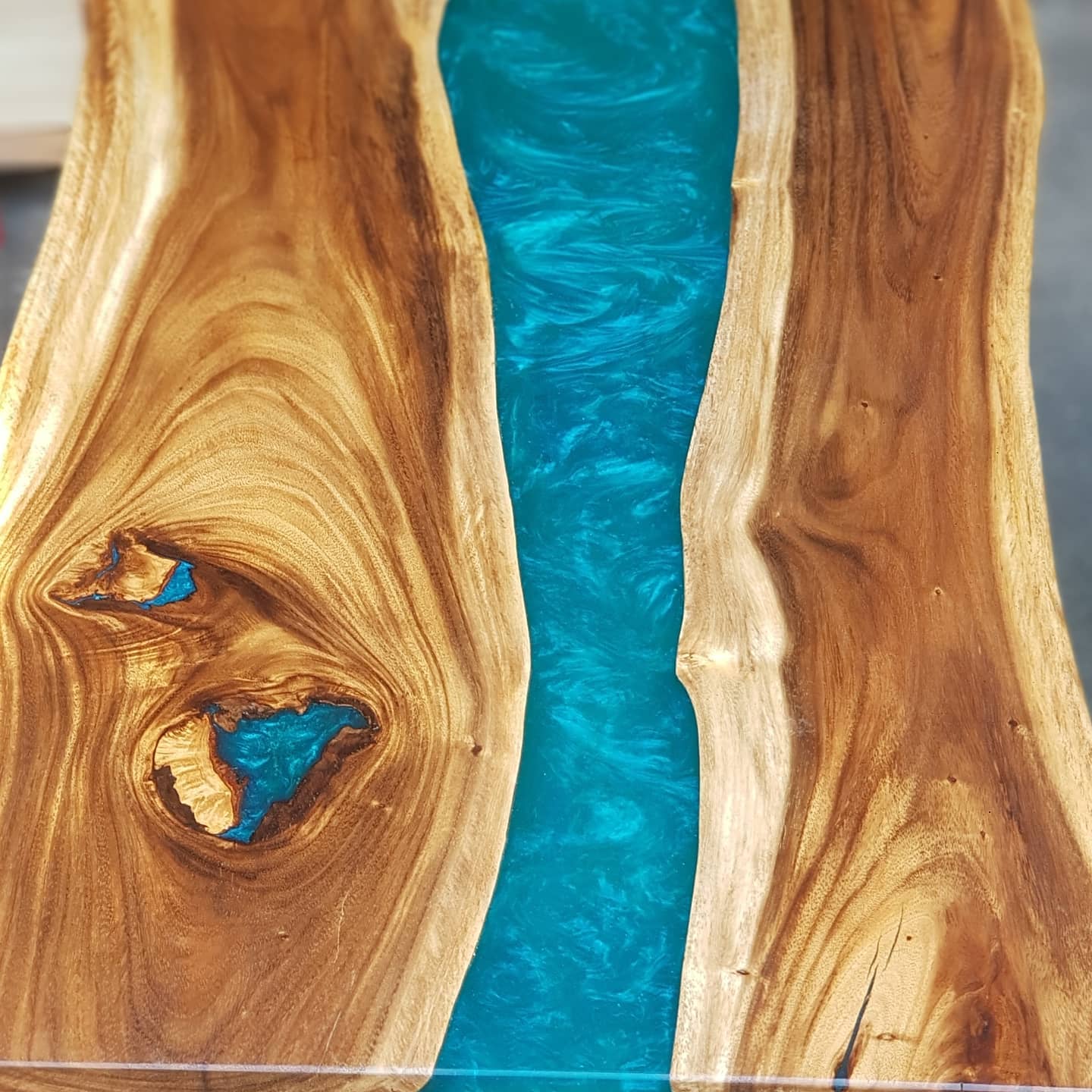 SAMANTHA 6-SEATER RIVER RESIN DINING TABLE