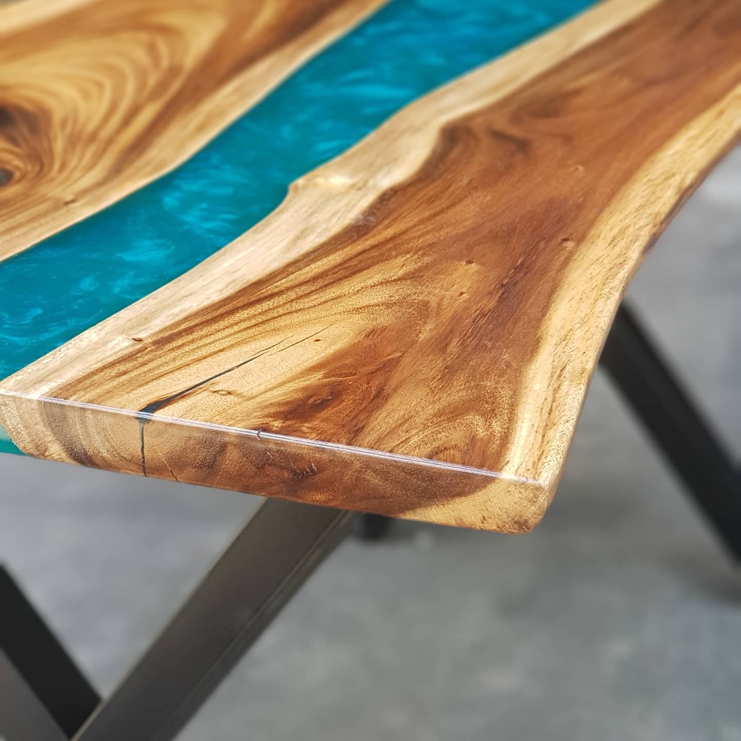 SAMANTHA 6-SEATER RIVER RESIN DINING TABLE