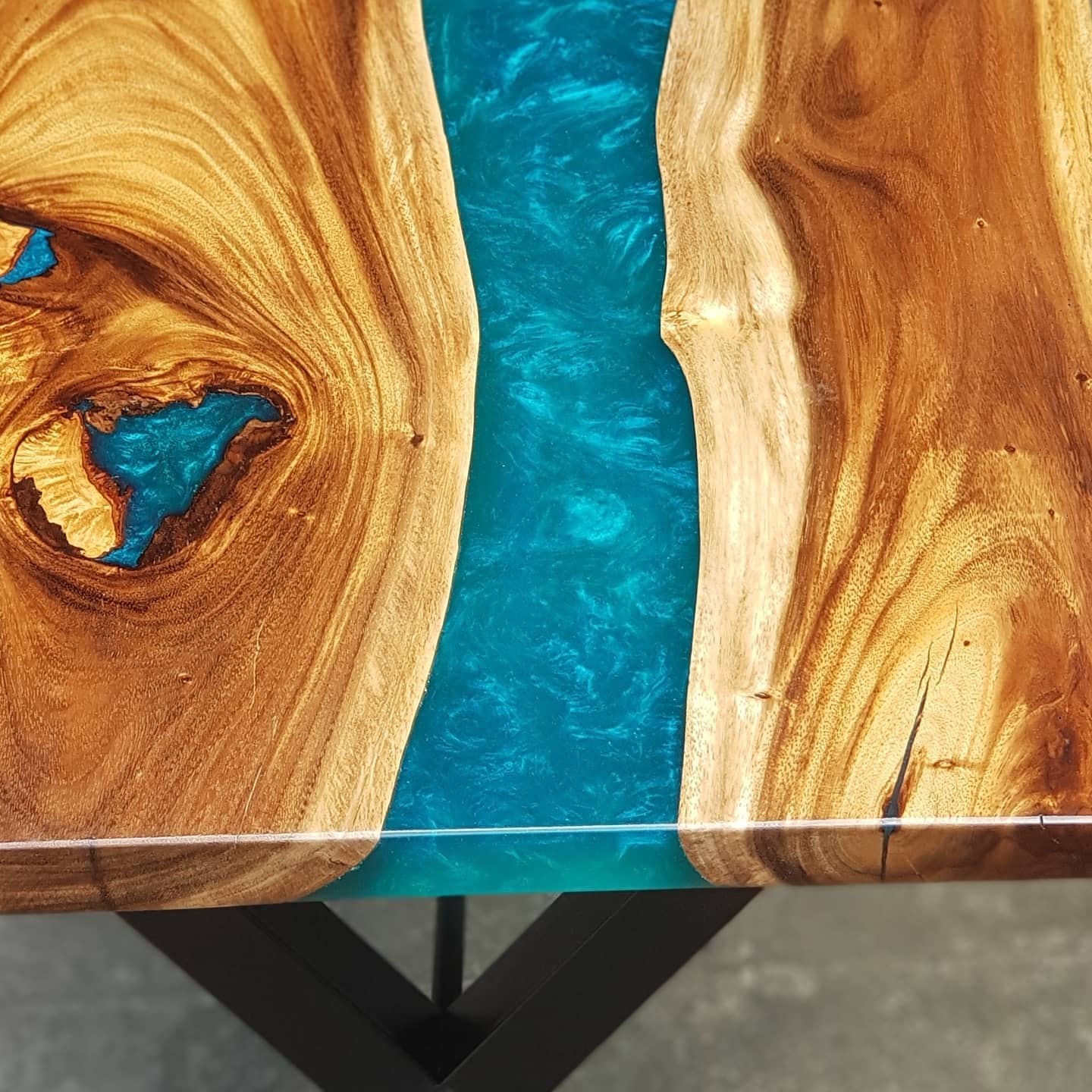 SAMANTHA 6-SEATER RIVER RESIN DINING TABLE