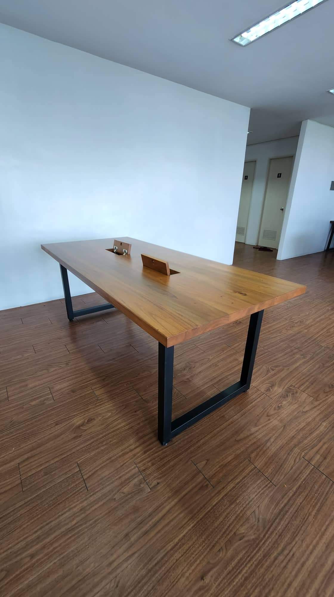 HABLAR CONFERENCE TABLE