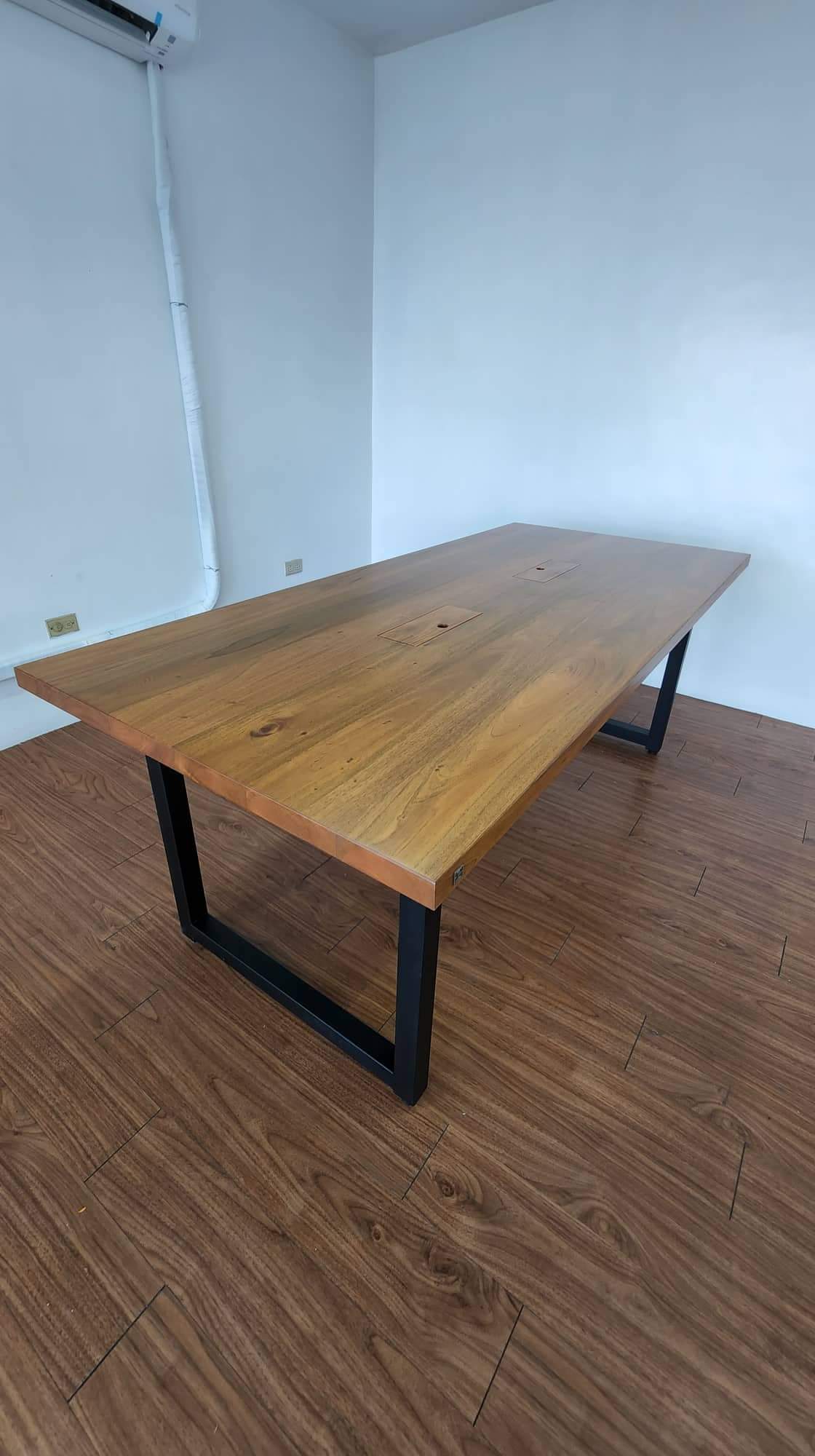HABLAR CONFERENCE TABLE
